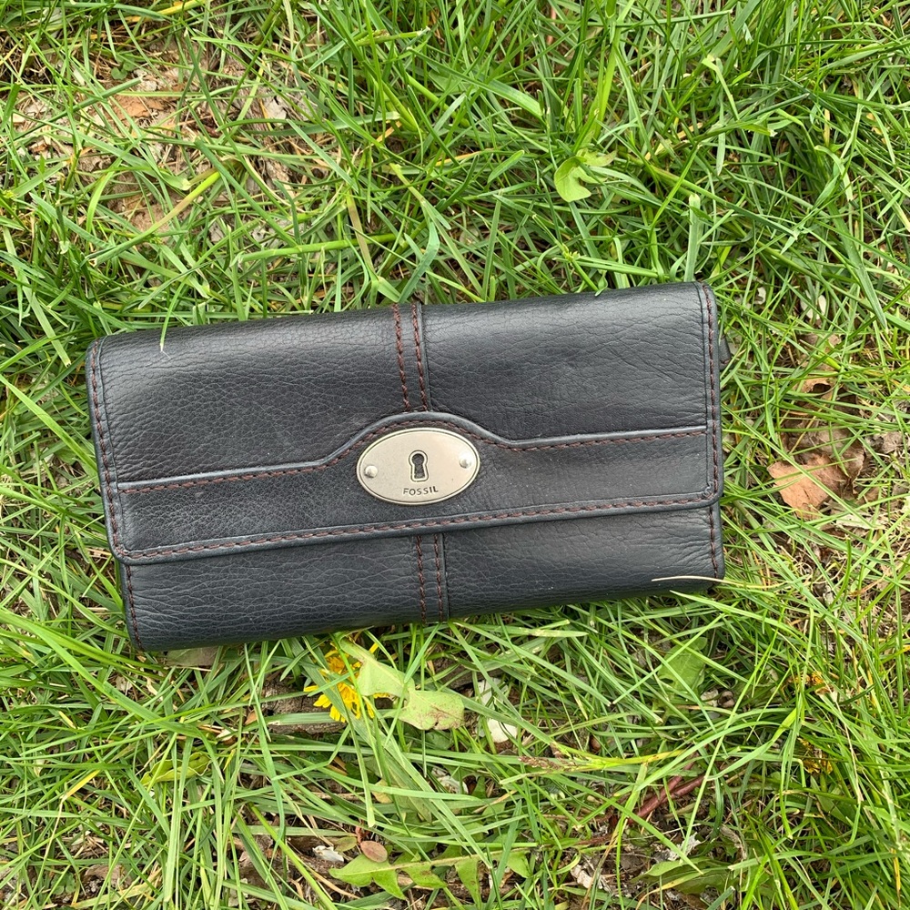 Black fossil wallet